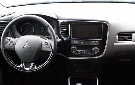Mitsubishi Outlander III рестайлинг 3, 2018 год, 1 850 000 рублей, 11 фотография