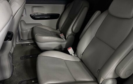 KIA Carnival III, 2017 год, 2 500 000 рублей, 10 фотография