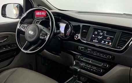 KIA Carnival III, 2017 год, 2 500 000 рублей, 15 фотография