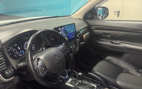 Mitsubishi Outlander III рестайлинг 3, 2017 год, 2 150 000 рублей, 10 фотография