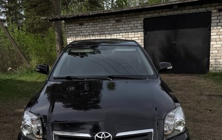 Toyota Avensis III рестайлинг, 2006 год, 700 000 рублей, 1 фотография