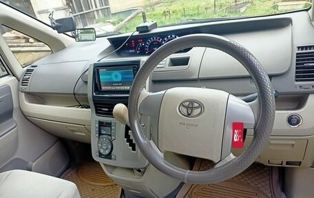 Toyota Noah III, 2008 год, 1 850 000 рублей, 8 фотография