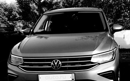 Volkswagen Tiguan II, 2021 год, 2 750 000 рублей, 2 фотография
