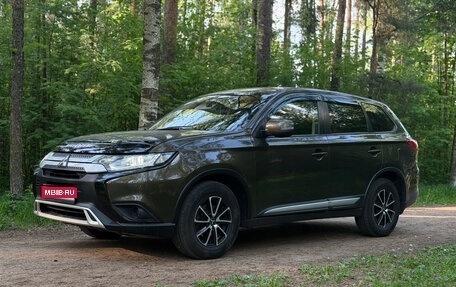 Mitsubishi Outlander III рестайлинг 3, 2018 год, 1 750 000 рублей, 1 фотография