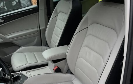 Volkswagen Tiguan II, 2018 год, 2 590 000 рублей, 13 фотография