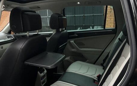 Volkswagen Tiguan II, 2018 год, 2 590 000 рублей, 19 фотография