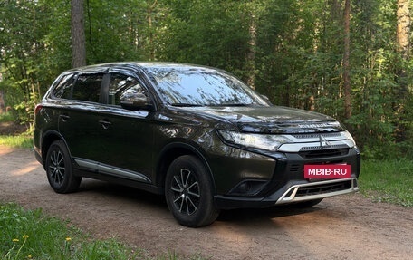 Mitsubishi Outlander III рестайлинг 3, 2018 год, 1 750 000 рублей, 2 фотография