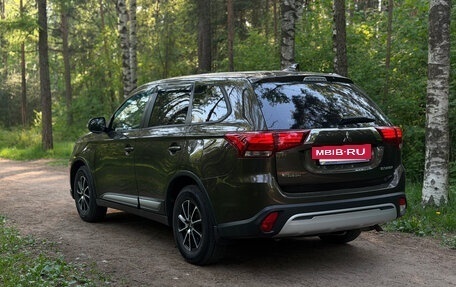 Mitsubishi Outlander III рестайлинг 3, 2018 год, 1 750 000 рублей, 3 фотография