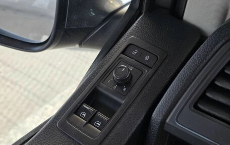 Volkswagen Caravelle T6 рестайлинг, 2019 год, 2 900 000 рублей, 15 фотография