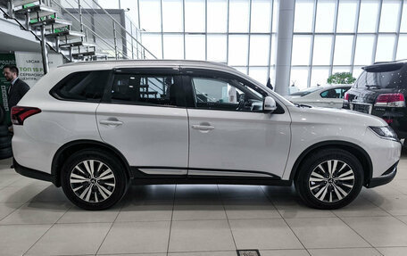 Mitsubishi Outlander III рестайлинг 3, 2019 год, 2 350 000 рублей, 4 фотография