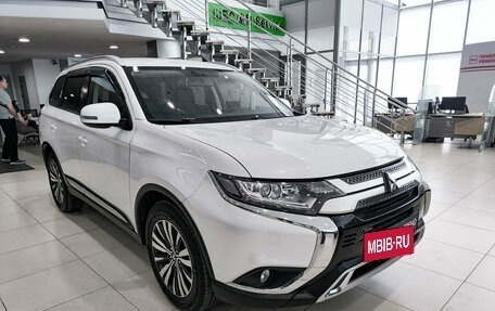 Mitsubishi Outlander III рестайлинг 3, 2019 год, 2 350 000 рублей, 3 фотография