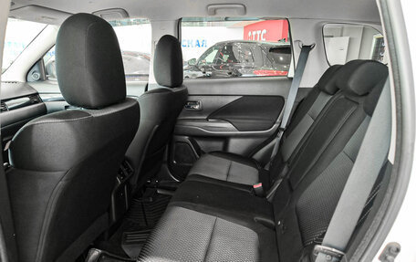 Mitsubishi Outlander III рестайлинг 3, 2019 год, 2 350 000 рублей, 12 фотография