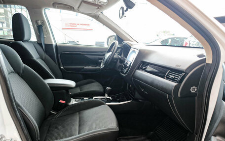 Mitsubishi Outlander III рестайлинг 3, 2019 год, 2 350 000 рублей, 11 фотография