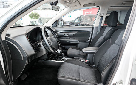 Mitsubishi Outlander III рестайлинг 3, 2019 год, 2 350 000 рублей, 16 фотография
