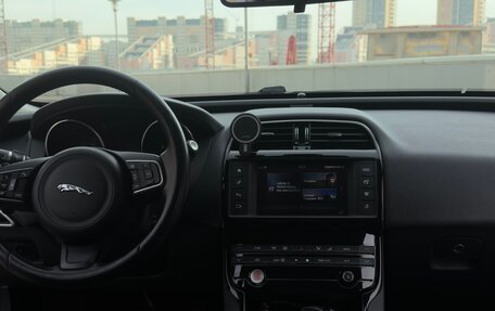 Jaguar XE I рестайлинг, 2016 год, 1 850 000 рублей, 9 фотография