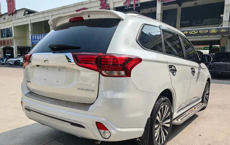 Mitsubishi Outlander III рестайлинг 3, 2021 год, 1 740 000 рублей, 2 фотография