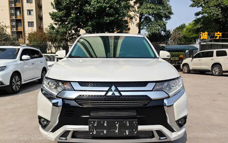 Mitsubishi Outlander III рестайлинг 3, 2021 год, 1 740 000 рублей, 3 фотография