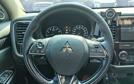 Mitsubishi Outlander III рестайлинг 3, 2021 год, 1 740 000 рублей, 7 фотография