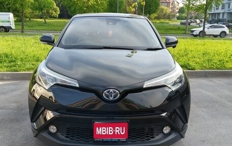 Toyota C-HR I рестайлинг, 2017 год, 1 990 000 рублей, 1 фотография