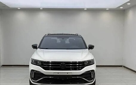 Volkswagen T-Roc I, 2023 год, 1 928 000 рублей, 2 фотография