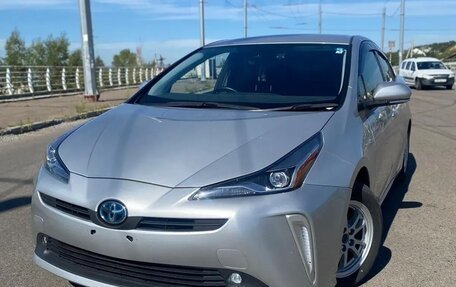 Toyota Prius IV XW50, 2019 год, 2 100 000 рублей, 1 фотография