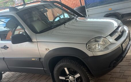 Chevrolet Niva I рестайлинг, 2017 год, 840 000 рублей, 2 фотография