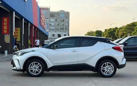 Toyota C-HR I рестайлинг, 2023 год, 2 735 000 рублей, 4 фотография