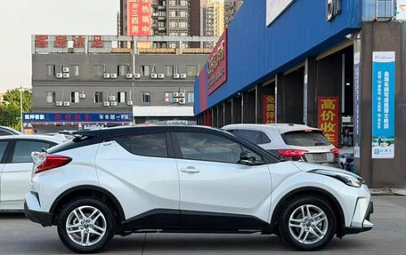 Toyota C-HR I рестайлинг, 2023 год, 2 735 000 рублей, 8 фотография