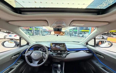 Toyota C-HR I рестайлинг, 2023 год, 2 735 000 рублей, 10 фотография