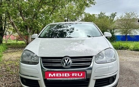 Volkswagen Jetta VI, 2010 год, 695 000 рублей, 2 фотография