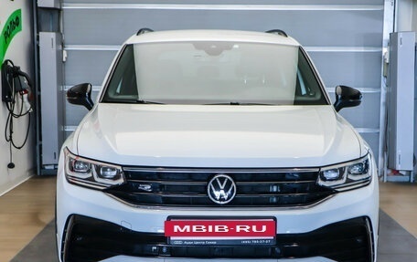 Volkswagen Tiguan II, 2022 год, 3 749 000 рублей, 2 фотография