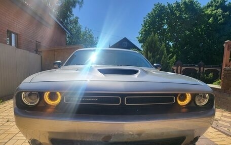 Dodge Challenger III рестайлинг 2, 2016 год, 3 500 000 рублей, 2 фотография