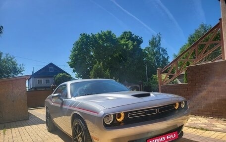 Dodge Challenger III рестайлинг 2, 2016 год, 3 500 000 рублей, 3 фотография
