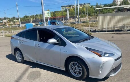 Toyota Prius IV XW50, 2019 год, 2 100 000 рублей, 4 фотография