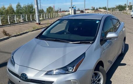 Toyota Prius IV XW50, 2019 год, 2 100 000 рублей, 3 фотография
