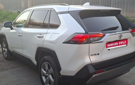 Toyota RAV4, 2021 год, 3 400 000 рублей, 6 фотография