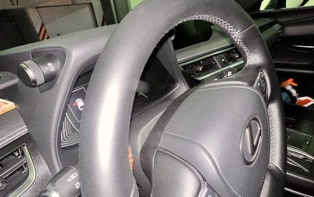 Lexus UX I, 2019 год, 3 100 000 рублей, 9 фотография