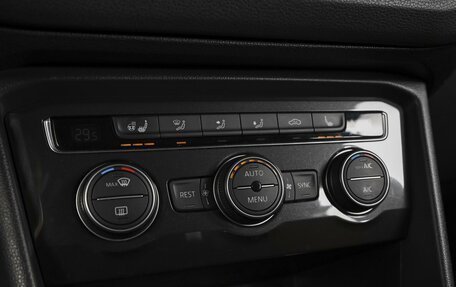 Volkswagen Tiguan II, 2018 год, 2 332 000 рублей, 16 фотография
