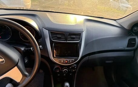 Hyundai Solaris II рестайлинг, 2011 год, 630 000 рублей, 6 фотография