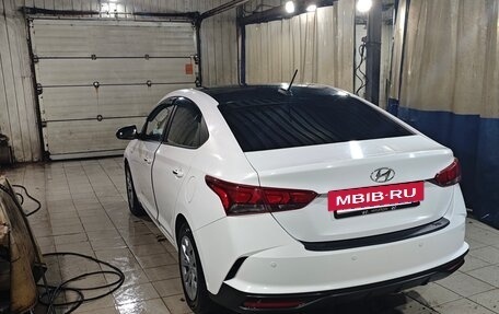 Hyundai Solaris II рестайлинг, 2021 год, 1 100 000 рублей, 3 фотография