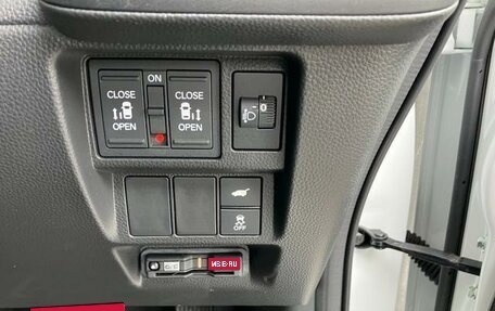 Honda Stepwgn, 2023 год, 2 200 000 рублей, 13 фотография