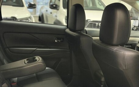 Mitsubishi Outlander III рестайлинг 3, 2014 год, 1 890 000 рублей, 13 фотография