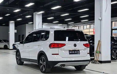 Volkswagen Touran III, 2022 год, 1 744 757 рублей, 5 фотография