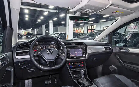 Volkswagen Touran III, 2022 год, 1 744 757 рублей, 6 фотография