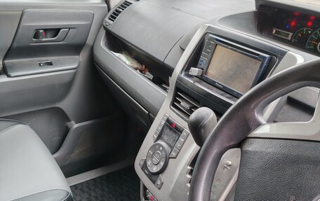 Toyota Voxy II, 2007 год, 888 000 рублей, 11 фотография