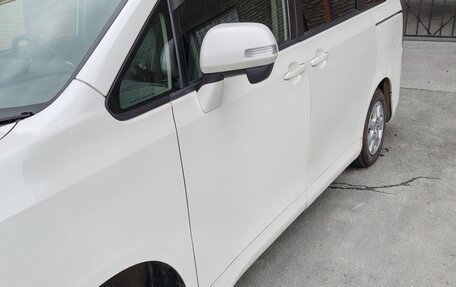 Toyota Voxy II, 2007 год, 888 000 рублей, 3 фотография