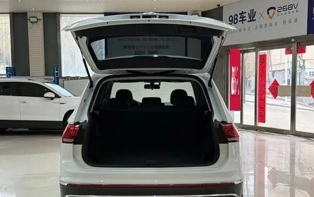 Volkswagen Tiguan II, 2023 год, 2 611 757 рублей, 14 фотография