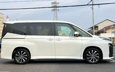 Toyota Voxy, 2023 год, 2 590 002 рублей, 4 фотография
