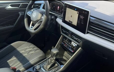 Volkswagen Tiguan II, 2023 год, 3 980 000 рублей, 6 фотография
