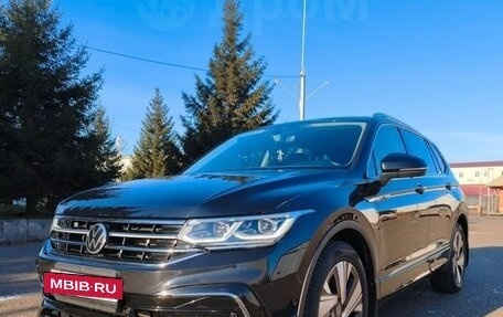 Volkswagen Tiguan II, 2023 год, 3 980 000 рублей, 2 фотография